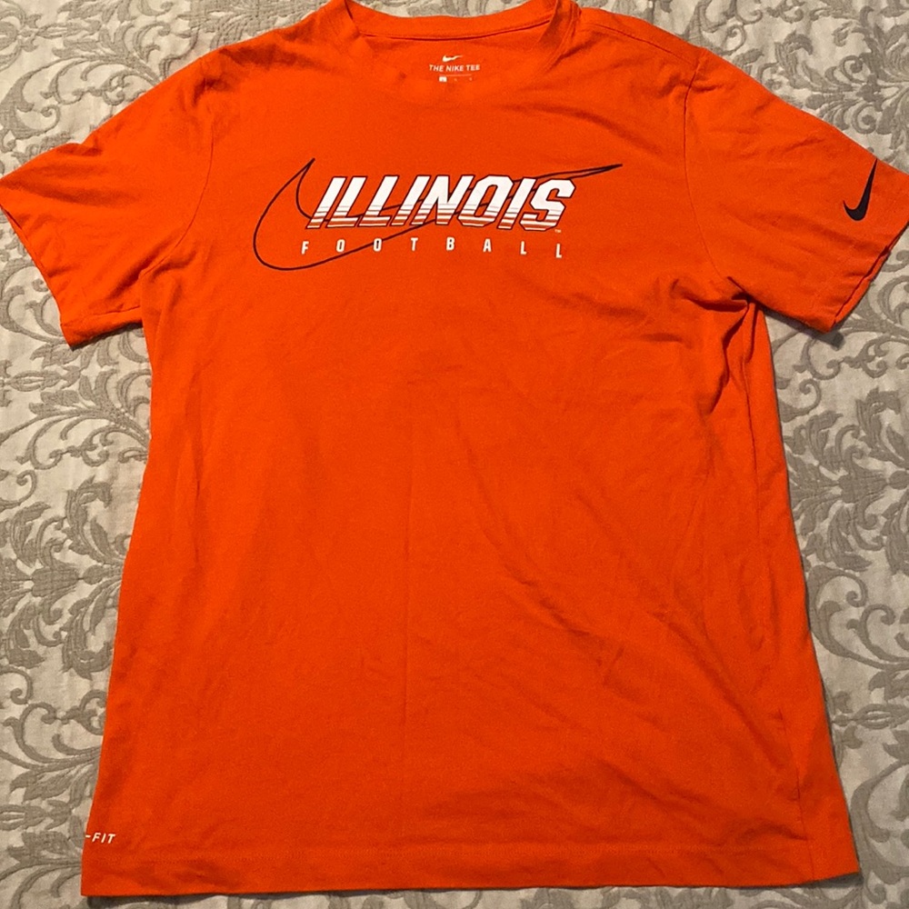 The Nike Tee dri fit U of I football large